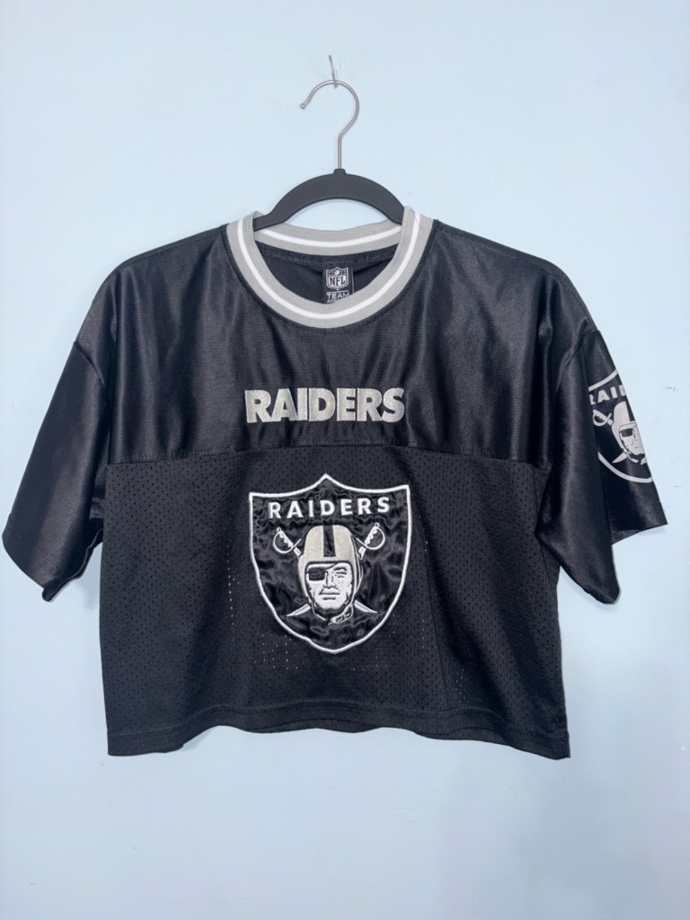 Women’s Small Raiders Black NFL Logo Cropped Jersey fan sports nfl tailgate